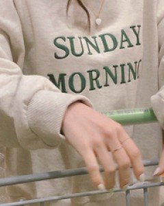 (3color) 썬데이 자수 맨투맨 (가볍게 즐기기 좋은 봄시즌 신상 맨투맨)