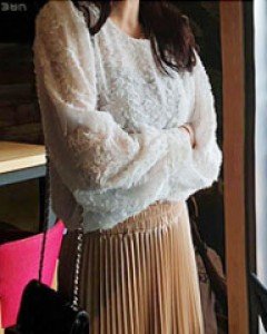 로즈퍼프블라우스매장에서 인기짱!!정말 엄청 예뻐요^^여성스럽고 세련된스타일^^추천해요!!