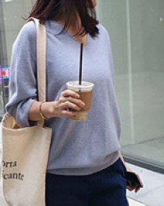 브이넥홀가먼트니트고급스러운 홀가먼트제품으로 가볍고 편해요 날씬해보이는 스타일추천해요!!