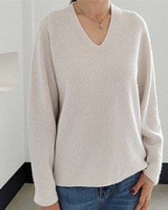 울브이니트고급스럽게 예쁘게 입는 니트예요^^굉장히 가볍고 포근합니다!!완전강추!!