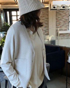 루즈V니트부드러운 소재의 니트예요슬림해보이며 핏이 예뻐요추천합니다!