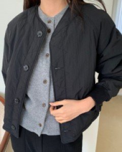 페피카블루종깔끔한 노카라 디자인으로코트 안에 입기에도 좋고 단품으로 입기에도 굿!