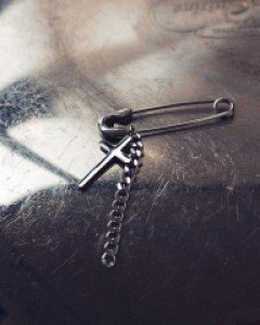 옷핀크로스 피어싱