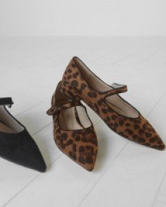 Suede strap shoes