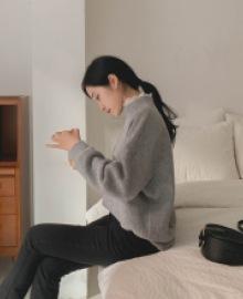 Lace point neck knit