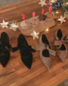 Suede ribbon shoes
