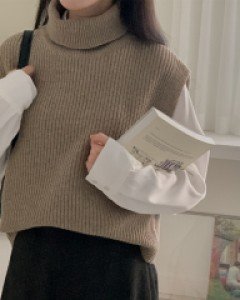 Fine Wool Turtleneck Vest