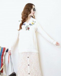 쉬즈 아이보리 플라워 자수 루즈핏 V넥울 니트 스웨터