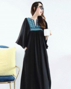 에스닉 무드 블랙 자수 날개 소매 V트임루즈핏 롱 원피스