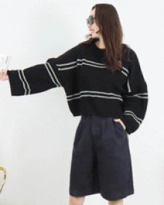 알럽 블랙 스트라이프 입술 라운드넥 박시한 숏 니트