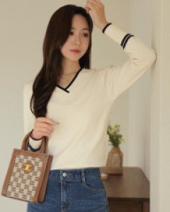 리브배색 브이넥니트