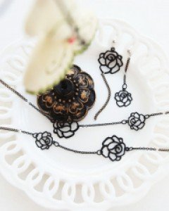 [목걸이+귀걸이+발찌] 블랙 로즈 라인 세트