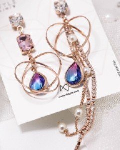 헬라 크리스탈 언발 귀걸이