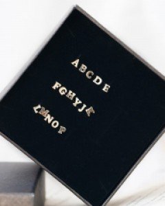 [은침] 새라 알파벳 귀걸이