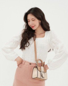 [무료배송] 스퀘어 넥 스모크 블라우스 B1703