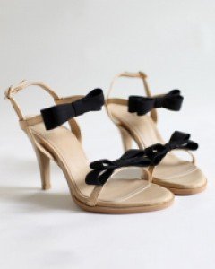 심플한 라인에 앙증맞은 리본이 장식된 샌들
