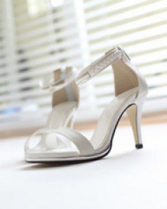모던하지만 세련된 연출 샌들