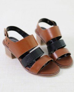 발등을 감싸는 멋스러운 샌들