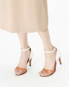 청순하게 봄바람과 어우러진 샌들