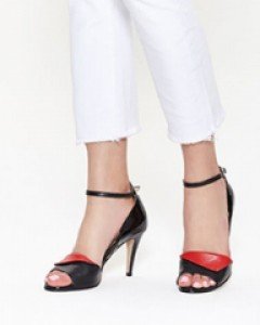 투톤배색으로 어우러진 스트랩힐