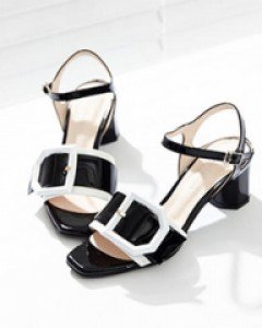 애나멜 버클 장식이 고급스러운 샌들