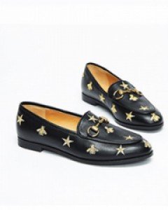 밋밋하지않는 별음각이 캐주얼한 무드의 로퍼