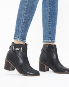 세련된 발목장식의 멋스러운 앵클부츠입니다