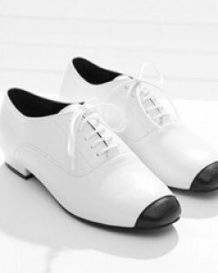 세련된 느낌의 화이트& 블랙 포인트코 스니커즈