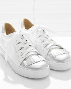 실키한 실버컬러 포인트장식 스니커즈