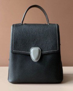 삼각코 장식 버클 플랫백팩