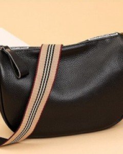 클래식함 가득한 스타일 크로스백