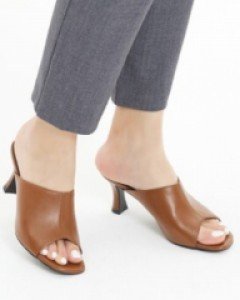 편안하게 발등을 감싸는 베이직 아이템, 뮬슬리퍼