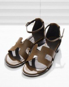 시크한듯 터프하게 레더 스트랩 샌들