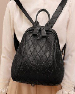 고급스러움 가득한 다이아 퀼팅 스티치 블랙백팩