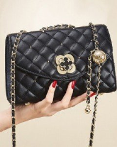 볼드한 플라워 버클포인트의 다이아스티치 숄더백