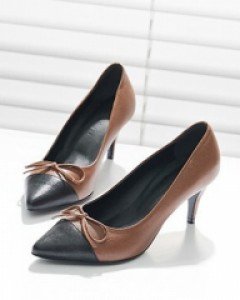 젠틀하면서도 세련된 분위기로, 포인트 펌프스힐