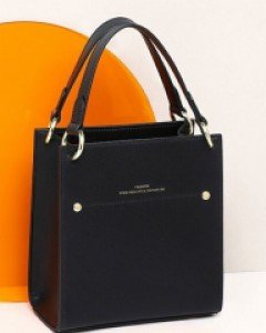 깔끔하게 떨어지는 라인감의 크로스백