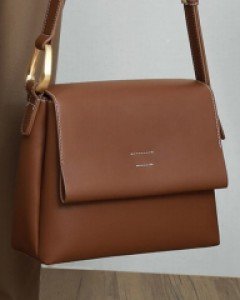 스티치로 한층 더 캐쥬얼하게, 포인트 숄더백