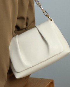 부드러운 감각의 우아함을 담은 숄더체인백