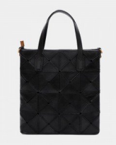 다양한 패치들로 유니크한 멋을담은 레더토드백