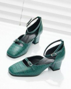 올해의 컬러로 포인트업! 트렌디메리제인