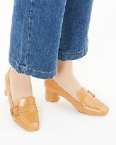 캐쥬얼한 스타일과 할께할 데일리 펌프스힐