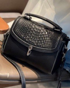 섬세한 무늬피로 장식한 캐쥬얼크로스백