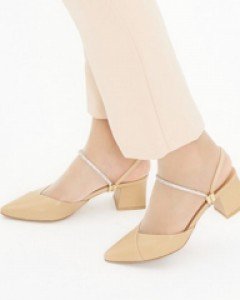 누디한 감각으로 완성한 스트랩샌들