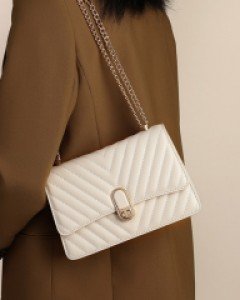 V 퀼팅 꽈배기 버클 장식 크로스백