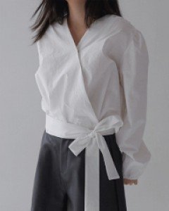 [무료배송] 랩 퍼프 스트랩 셔링 블라우스 (2 color)