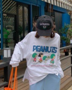 Peanut printed slit long sleeve t-shirt