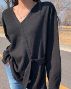 Diagonal ribbed V-neck long-sleeved tee