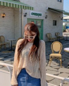 Robin Twist Lip Neck Knit