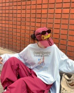 Opening printed long-sleeved T-shirt